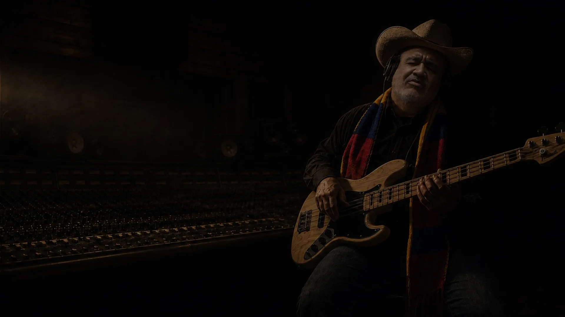 Gailabi Jiménez interpretando el bajo eléctrico