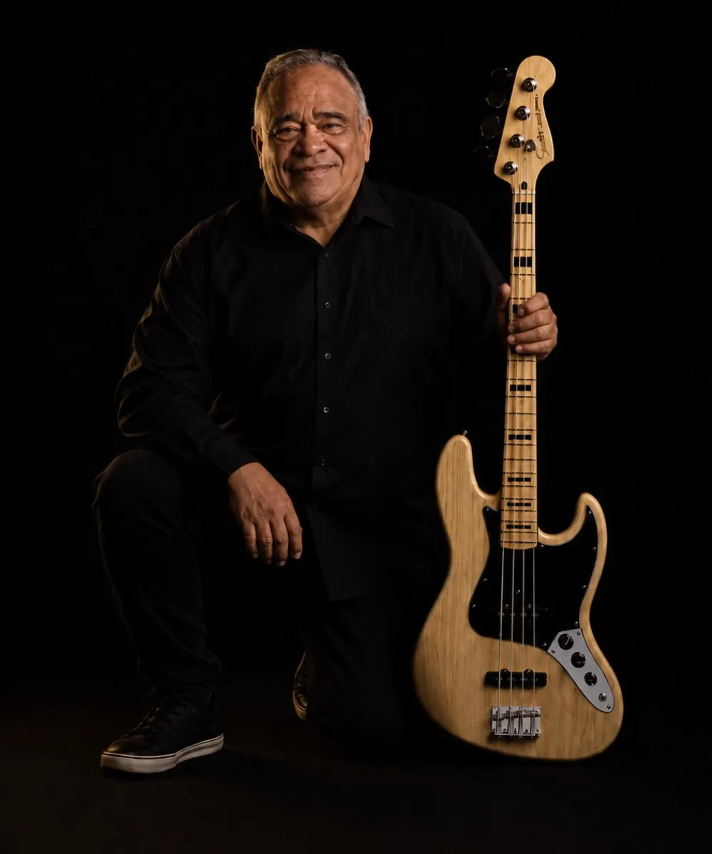 Retrato de Gailabi Jiménez con su bajo