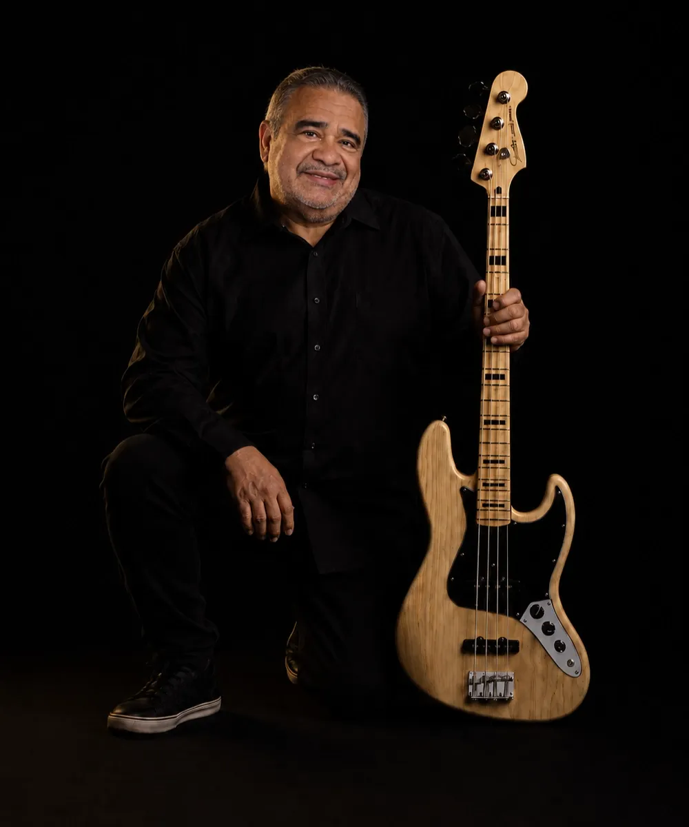 Retrato de Gailabi Jiménez con su bajo
